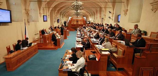 Senát rozhodne o zavedení předdůchodů a omezení sKaret