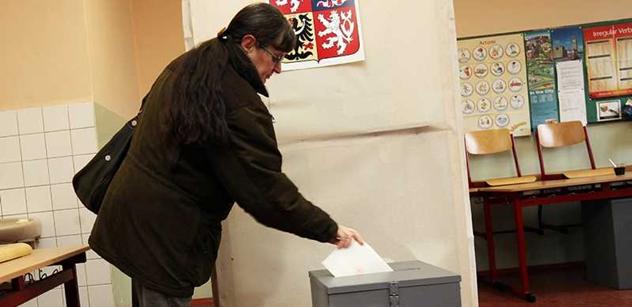 K mimořádným obecním volbám zatím přišlo asi 30 procent voličů