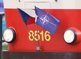 FOTO Vlaječky vyvěsit! Výročí NATO: Po Praze jezdí vyzdobené tramvaje