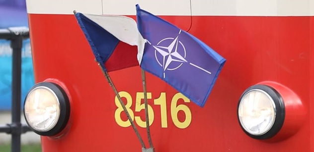 Český poradce z centrály NATO se rozpovídal v rádiu:  Nechceme konflikt s Ruskem, chceme ho jen přesvědčit, ať dodržuje mezinárodní právo