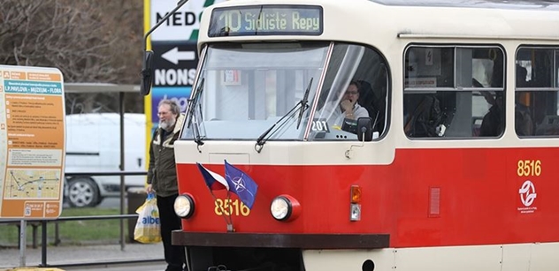 Agresor řádil v pražské tramvaji s nožem. Protože ho řidič vyzval k zakrytí obličeje