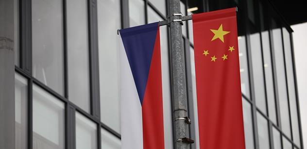 Čínské vlajky vlají Prahou. Takhle lézt do zadku, zlobí se Schwarzenbergův politik, který kdysi hlásil, že má průjem