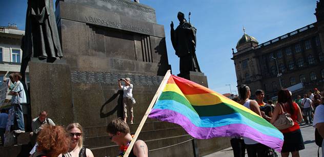 Putna sebestředně obtěžuje své okolí svou homosexualitou, píše komentátor
