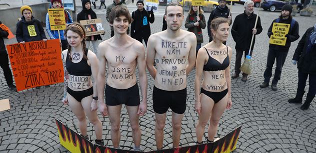 Čtyři naháči v centru Prahy na solidaritu s Austrálií. Kolemjdoucí nevěřili vlastním očím