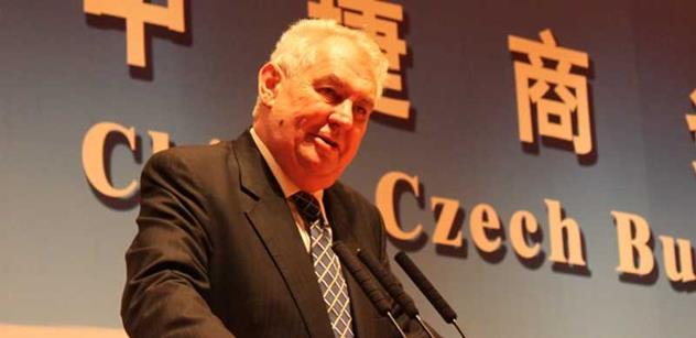 Nepozváním rektorů prý Zeman hájí prestiž prezidentů. Takto absenci vysvětloval v Číně
