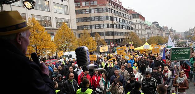 Tisícovka protestujících na Václaváku a jedna demonstrace navíc, o které jste ještě nečetli