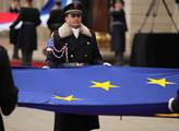 Na Hradě zavlála vlajka EU za účasti Zemana a Barr...