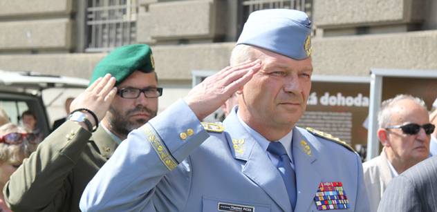 Ministr nám nechyběl, říká nejvyšší představitel české armády
