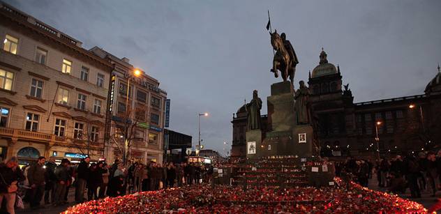 Z Václavského náměstí byla odklizena většina svíček pro Havla
