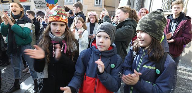 Rodiče vzali své děti a vyrazili s nimi na Václavák protestovat proti ignorování změn klimatu