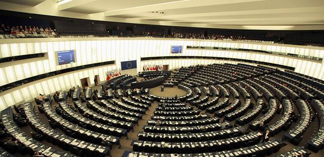 Zahájení prvního listopadového zasedání europarlamentu v Bruselu se neobešlo bez komentování nešťastných událostí
