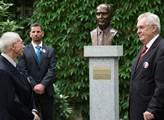 Zeman odhalil bustu Mitterranda a zavzpomínal na "nádhernou provokaci" Husáka