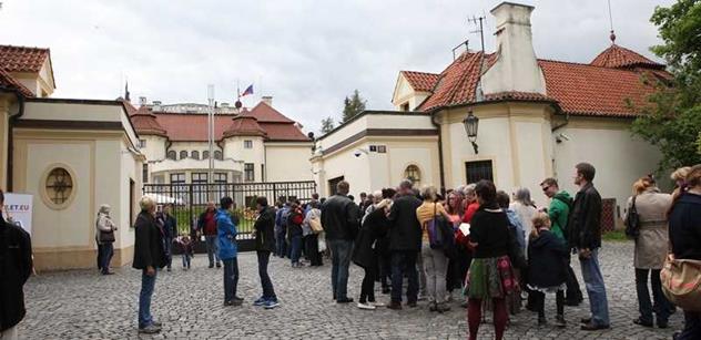 Vláda: Poslední den otevřených dveří v Kramářově vile přilákal 1436 návštěvníků