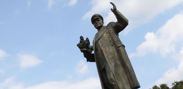 Protest u sochy Koněva: Ovčáček přišel na akci s posvěcením prezidenta. A na místě účtoval s Kolářem