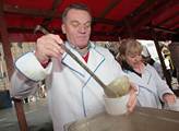 Bohuslav Svoboda nalévá každoroční rybí polévku