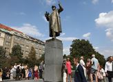 Lidé podepisují petici: Odstraňte sochu maršála Koněva!