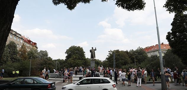 Rusko a ČR se obviňují z odmítání společného jednání o udržování válečných pomníků