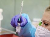 Od nedělní půlnoci se k očkování budou moci hlásit lidé mezi 40 a 44 lety