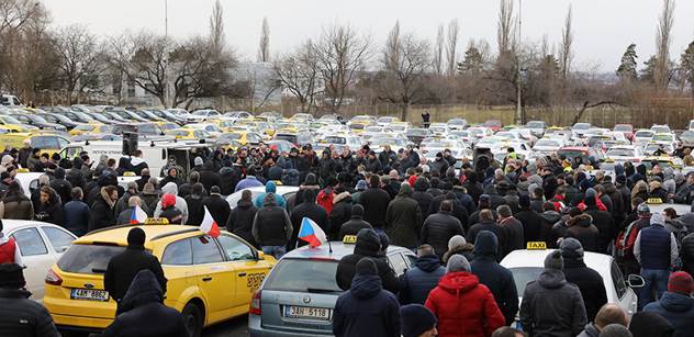 Neblokujte v pátek dopravu a dorazte na vládu, vyzývá Babiš pražské taxikáře