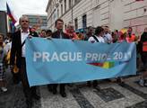 Několik stovek lidí dnes v Praze demonstrovalo za uzákonění manželství pro všechny