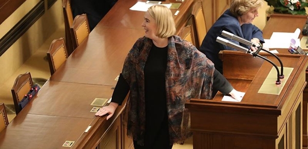 Poslanci jednomyslně hlasovali pro odsouzení ruských zločinů na Ukrajině. Bartošek a Černochová viní Rusko z genocidy