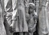 Sousoší památníku v Lidicích věnované zavražděným ...
