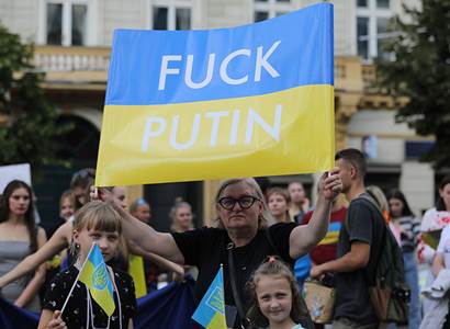 Teď mávají ukrajinskými vlajkami, dříve na Ukrajince plivali jako na pololidi z východu! O kom je řeč? Aktivista na ně ukázal