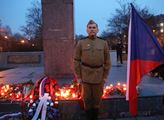 Pomočený Koněv na výročí osvobození Osvětimi? Na svíčkách a květinách pro sovětského maršála se prý vyřádili opilí mladíci