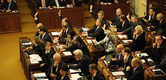 Sněmovna podpořila změnu Ústavy, která má rozšířit pravomoci NKÚ 