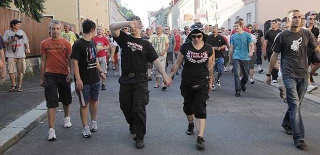 Zhruba dvě stovky anarchistů pochodují Plzní