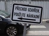V ulicích Prahy pokračuje nekonečný seriál rozrytý...