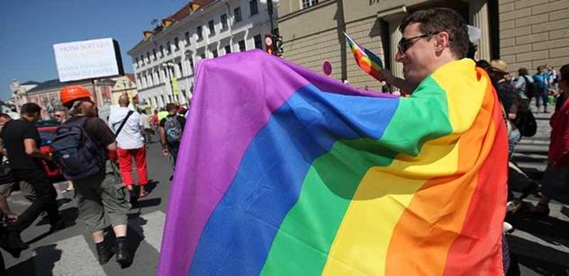V Moskvě policie rozehnala průvod homosexuálů. Zasypali je vejci a odvezli neznámo kam