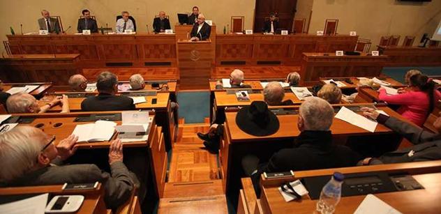 Senát bude schvalovat ústavní soudce a Zeman přijde mezi senátory