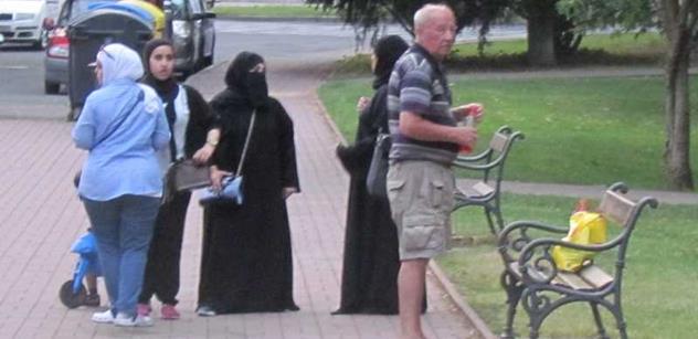 Počkej, až nám ten její bude šukat malou! Studentka vyšla do ulic oblečená jako muslimka a toto všechno si vyslechla od Čechů