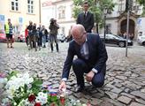 Premiér Bohuslav Sobotka zapaluje svíčku před fran...