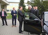 Prezident Miloš Zeman se zdraví s generálním ředit...