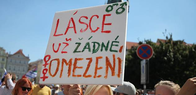 Stovka lidí se v Praze hromadně líbala, aby podpořila ruské gaye