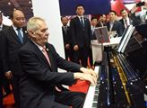 Prezident Zeman v Číně. Někde vám ukáží jen výstup u klavíru, u nás se dočtete o všem, co absolvuje