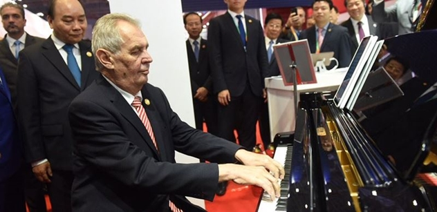 Prezident Zeman v Číně. Někde vám ukáží jen výstup u klavíru, u nás se dočtete o všem, co absolvuje