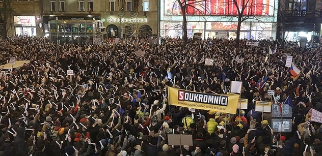 Miliardář, který podpořil Drahoše, odsoudil včerejší demonstrace: Toto v kavárně způsobí rozkol