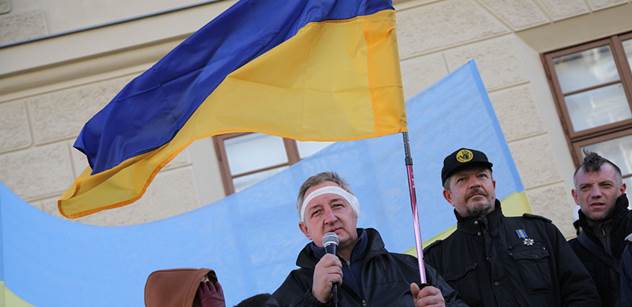 Demonstranti napadli ukrajinské velení v Sevastopolu