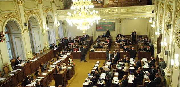Sněmovna schválila mezinárodní smlouvu o obchodu se zbraněmi 