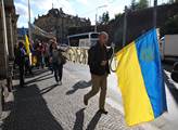 Ukrajinští poslanci se pustili do šéfa komunistů a vyhnali ho ze sněmovny 