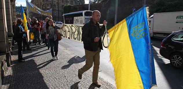 Ukrajinští poslanci se pustili do šéfa komunistů a vyhnali ho ze sněmovny 