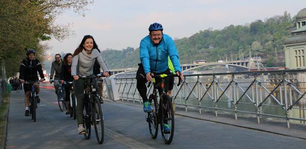 Ministr dopravy Ťok a dalších 10 000 lidí vyjíždí Do práce na kole