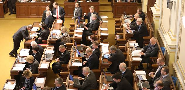 Sněmovna bude hlasovat o práci pilotů na živnostenské oprávnění