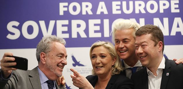 Okamurovi europoslanci v Bruselu odmítli vstát na hymnu EU. Následky? Silné čtení