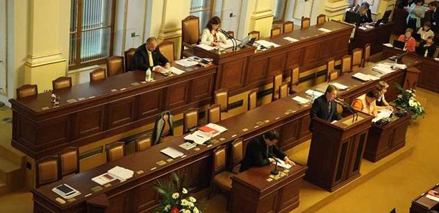 Registr smluv Sněmovna možná schválí v září 