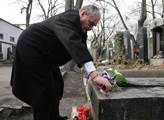 Karel Schwarzenberg klade květiny na Palachův hrob