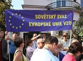 Před maďarskou ambasádu v Praze přišli lidé podpoř...